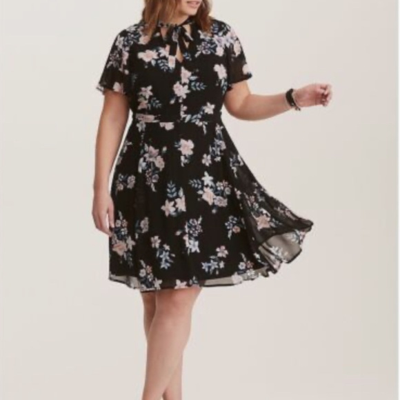 Torrid Black Floral skater dress size 0X - Picture 4 of 4